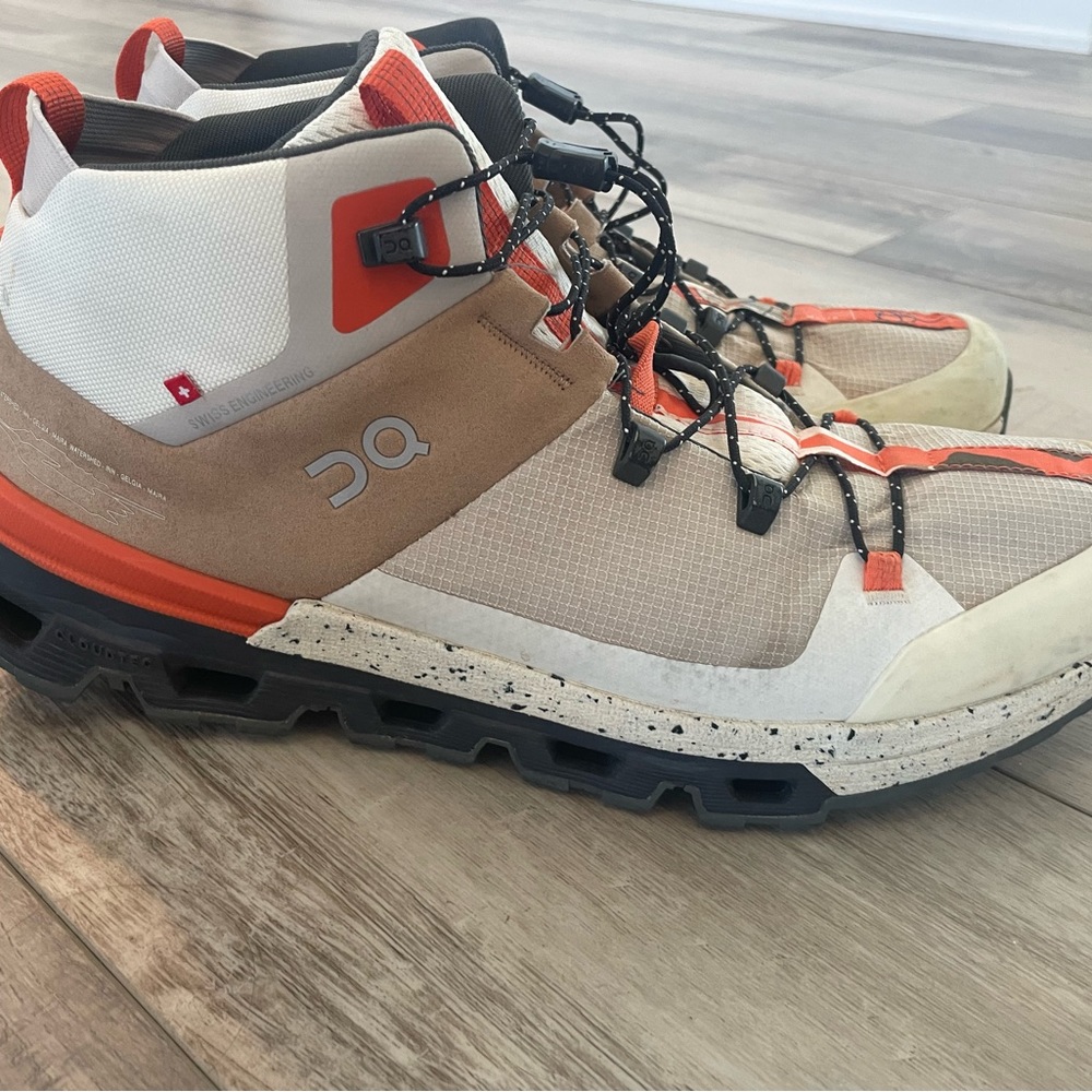 OnCloud cloudtrax. Used. Good condition. Not original insoles.